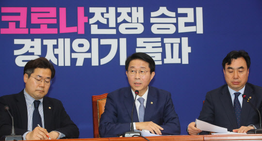 조정식 민주당 정책위의장이 22일 국회에서 기자간담회를 열고 긴급재난지원금 지급 방안을 설명하고 있다. 왼쪽부터 박찬대 원내대변인, 조 정책위의장, 윤관석 정책위수석부의장. 연합뉴스